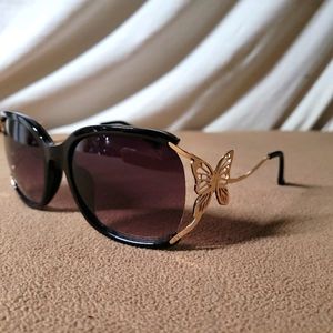 So sunglasses with butterfly detail